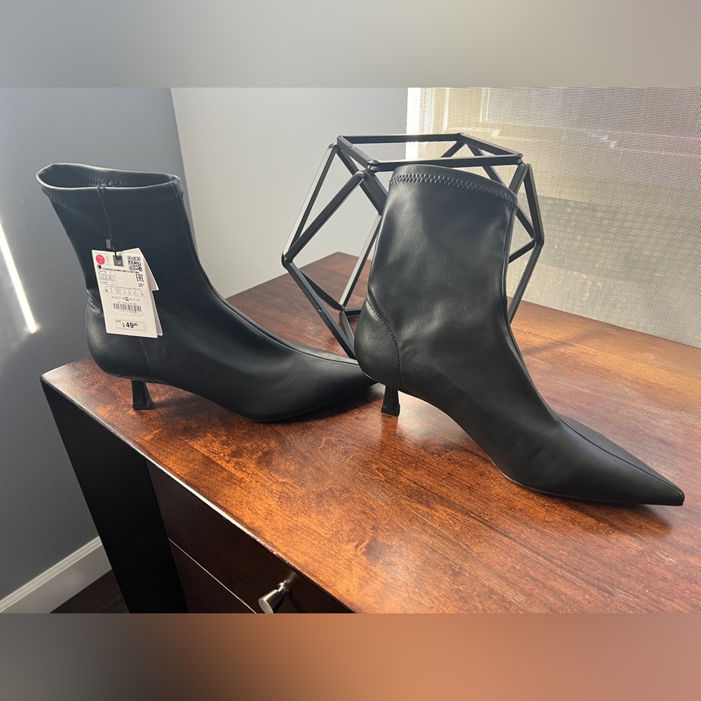 NEW. Zara Kitten Heel Booties